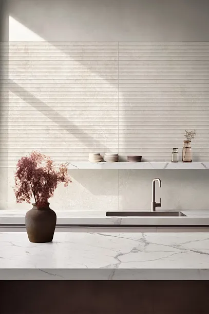 Фото Керамическая плитка Ragno Marazzi RCUR Travertino Wall Struttura 3D Pli Cross Bianco Rett 40x120 Италия
